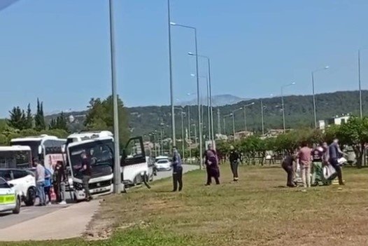 Freni Patlayan Minibüs Önündeki Araca Ve Aydınlatma Direğine Çarptı: 4 Yaralı