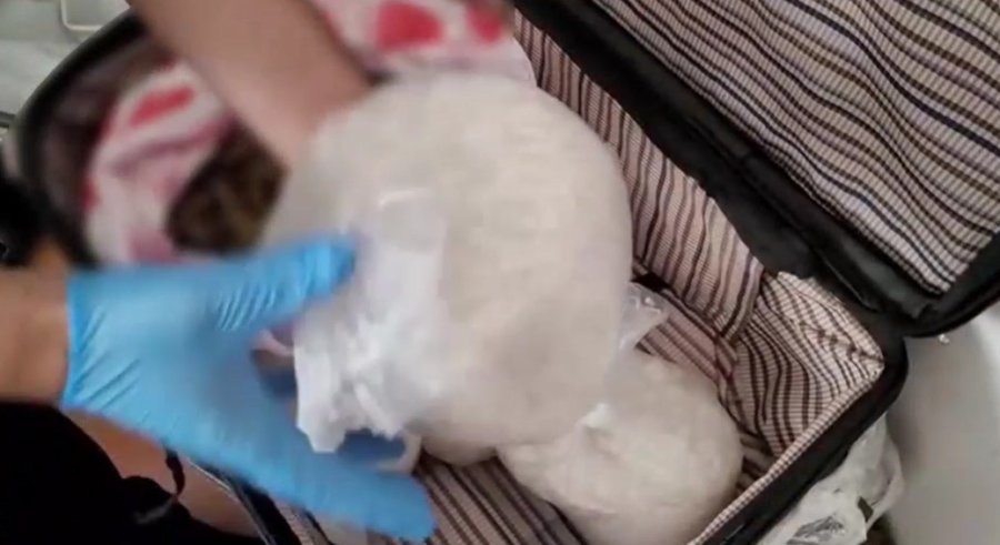 Antalya Emniyeti Zehir Tacirlerine Geçit Vermedi: 16 Kilo Uyuşturucu Ve 5 Silah Ele Geçirildi