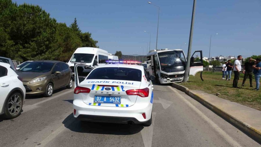 Freni Patlayan Minibüs Önündeki Araca Ve Aydınlatma Direğine Çarptı: 4 Yaralı