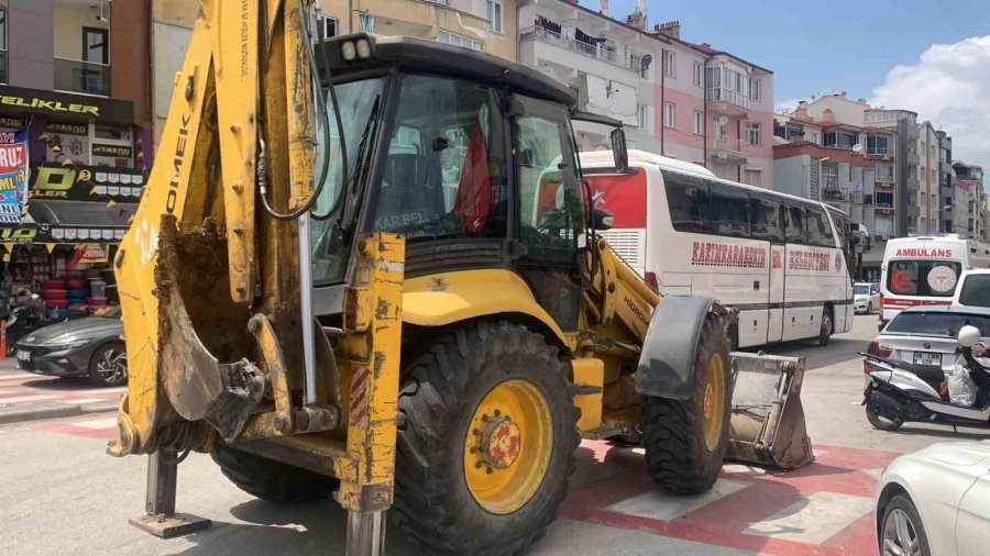 Karaman’da Kepçe İle Çarpışan Elektrikli Bisikletli Çocuk Yaralandı