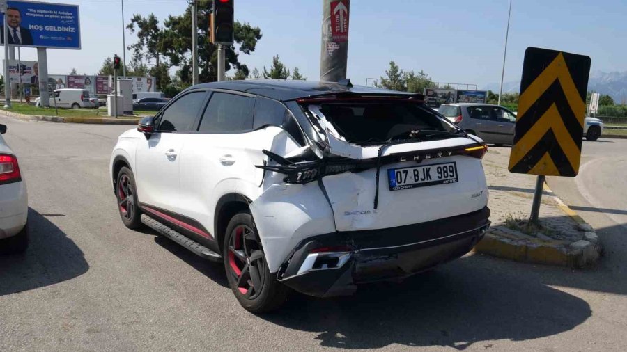 Freni Patlayan Minibüs Önündeki Araca Ve Aydınlatma Direğine Çarptı: 4 Yaralı