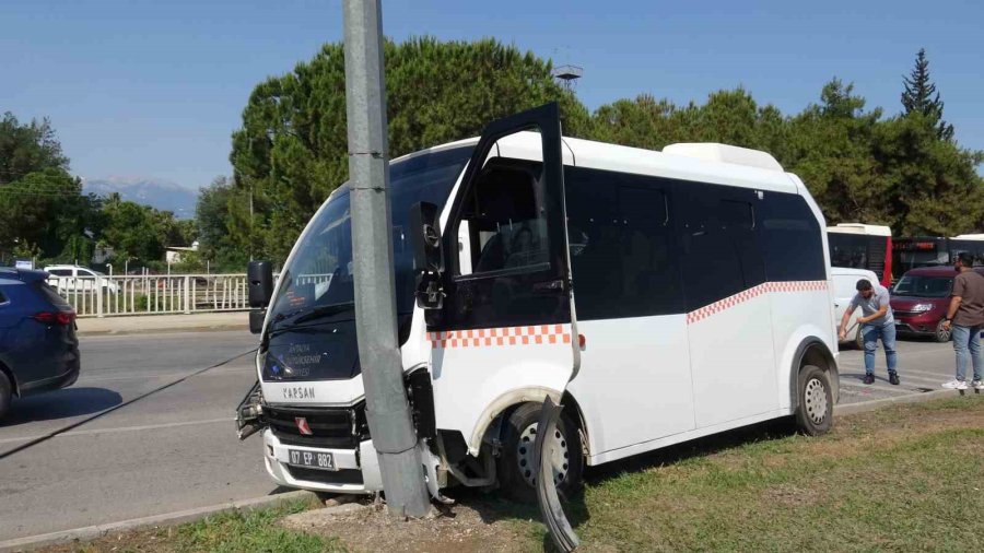 Freni Patlayan Minibüs Önündeki Araca Ve Aydınlatma Direğine Çarptı: 4 Yaralı