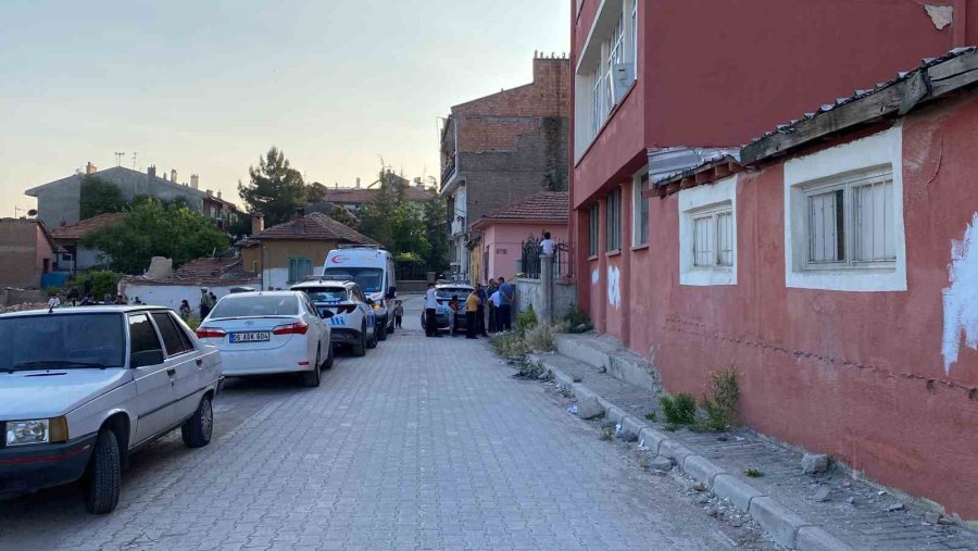 Boğazına Bıçak Dayadı, Evini Ateşe Verdi