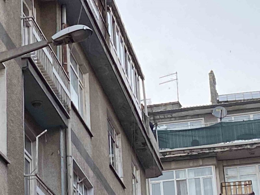 Boğazına Bıçak Dayadı, Evini Ateşe Verdi