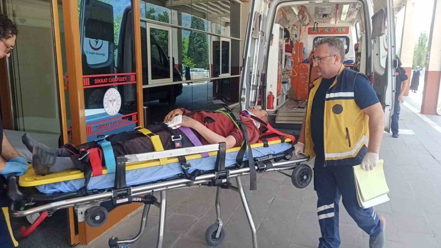 Seydişehir’de Minibüsle Çarpışan Motosikletli Yaralandı