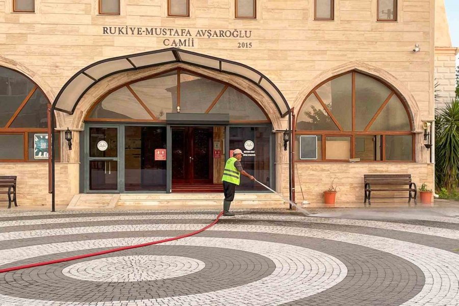 Manavgat Belediyesi’nden Bayram Öncesi Cami Temizliği