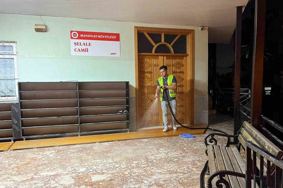 Manavgat Belediyesi’nden Bayram Öncesi Cami Temizliği