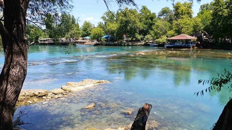 Manavgat Şelalesi’nde Su Seviyesi Düştü, Kara Göründü