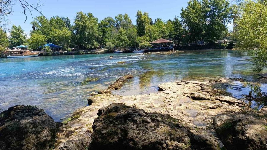 Manavgat Şelalesi’nde Su Seviyesi Düştü, Kara Göründü