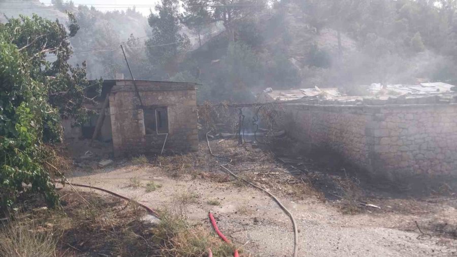 Mersin’de Tarım Arazisinde Çıkan Yangın Korkuttu