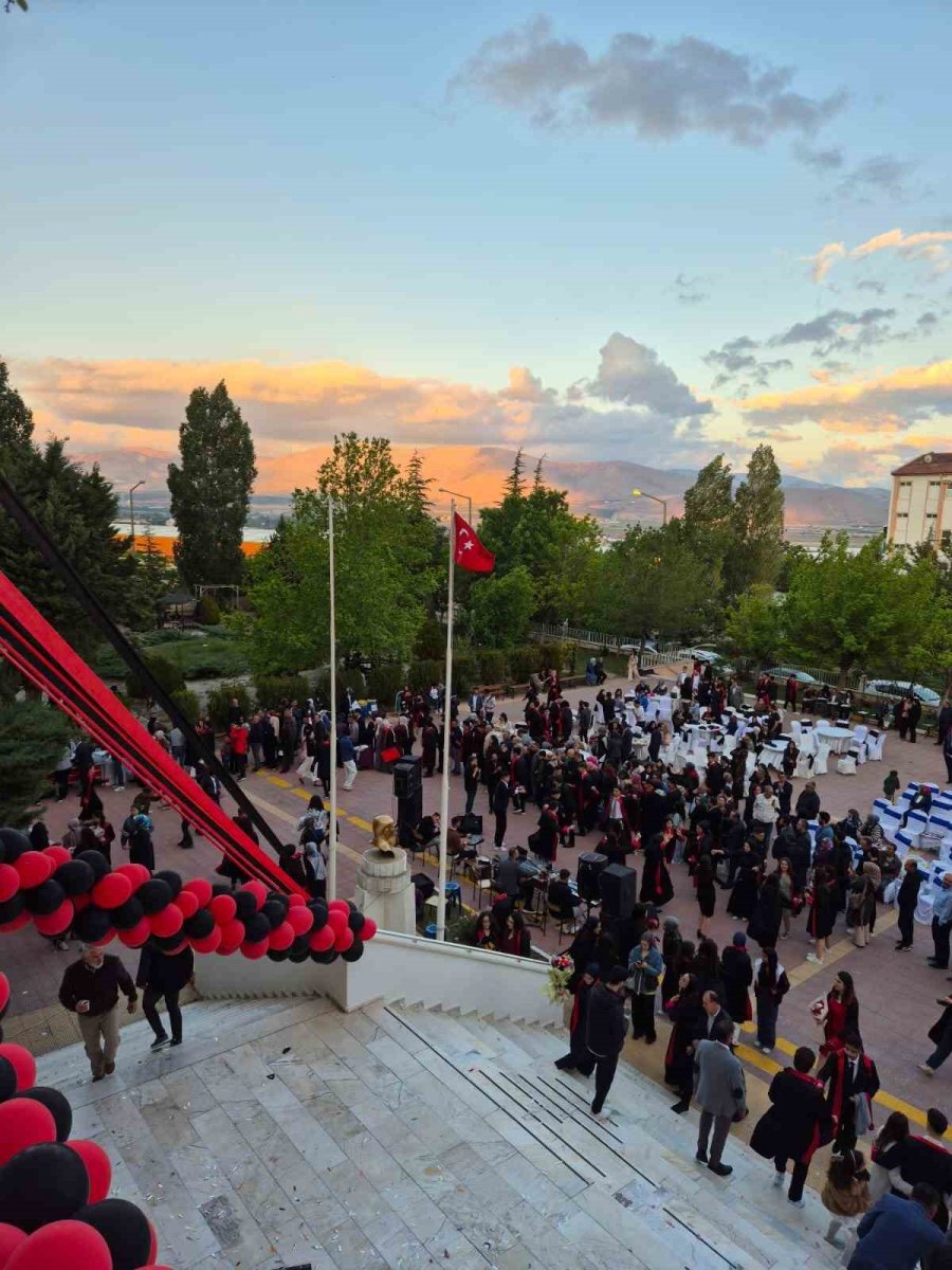 Yunus Emre Anadolu Lisesi, Mezunlarını Görkemli Bir Törenle Uğurladı