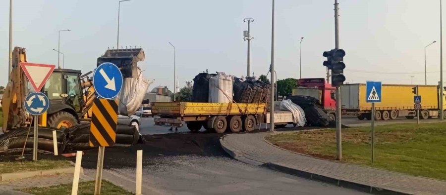 Tırdaki Plastik Ham Madde Yola Saçıldı