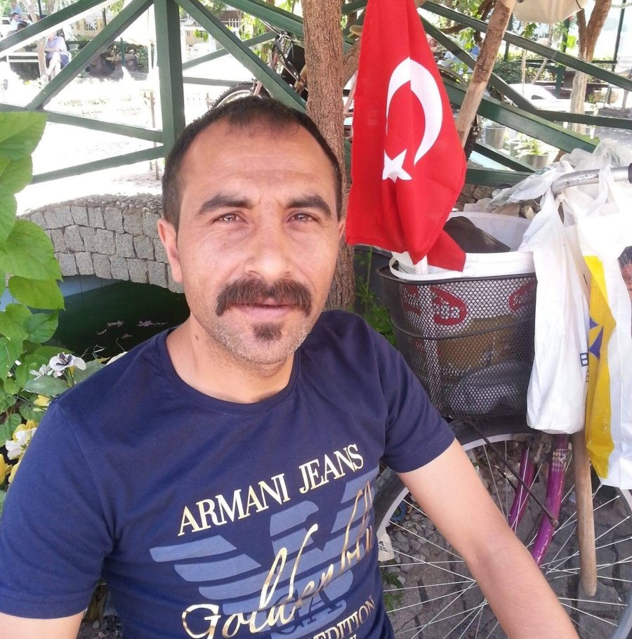 Önce Kafasına Vurdu, Sonra Boğazını Kesip Öldürdü