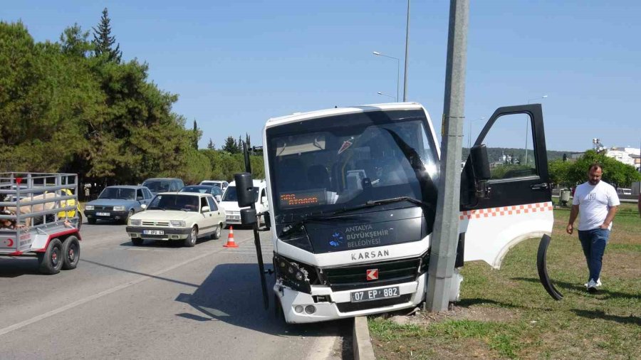 Freni Patlayan Minibüs Önündeki Araca Ve Aydınlatma Direğine Çarptı: 4 Yaralı