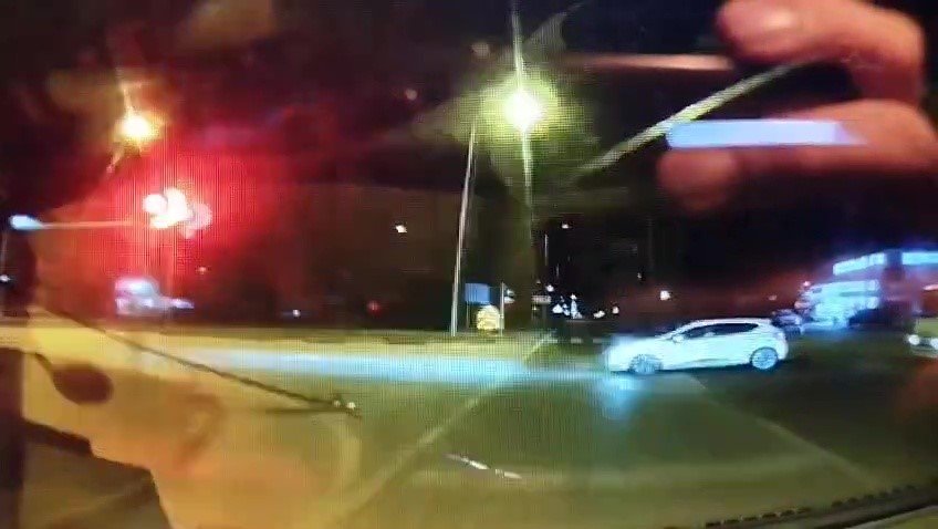 Kırmızı Işık İhlali Yapan Tur Minibüsü Otomobile Çarptı