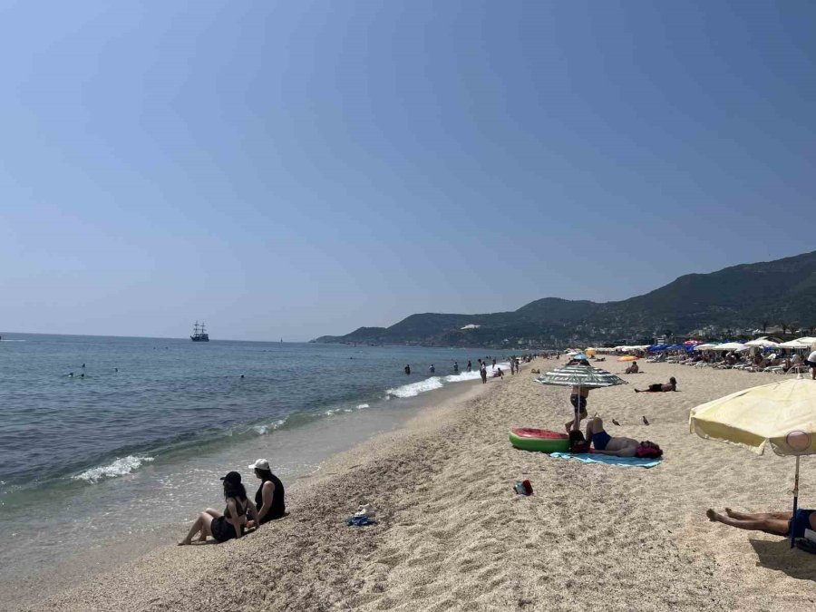 Alanya Sahillerinde Bayram Yoğunluğu