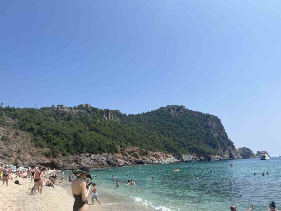Alanya Sahillerinde Bayram Yoğunluğu