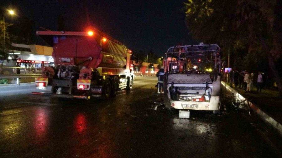 Yolcu Minibüsü Alev Alev Yandı, Yangına Müdahale Etmeye Çalışan Sürücü Yaralandı