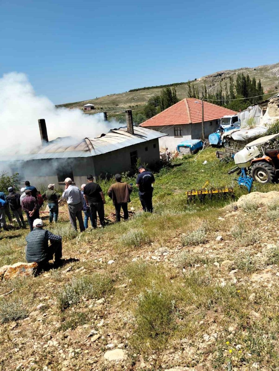 Antalya’da Yaşlı Çiftin Evi Yandı, İki Kurbanlığı Telef Oldu