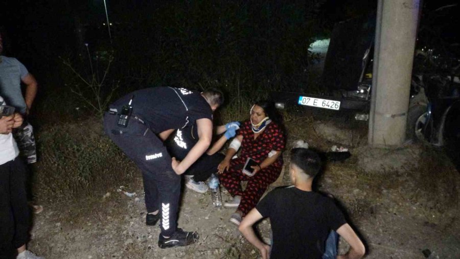 Tur Aracıyla Çarpışan Tofaş’taki 3 Kişi Yaralandı