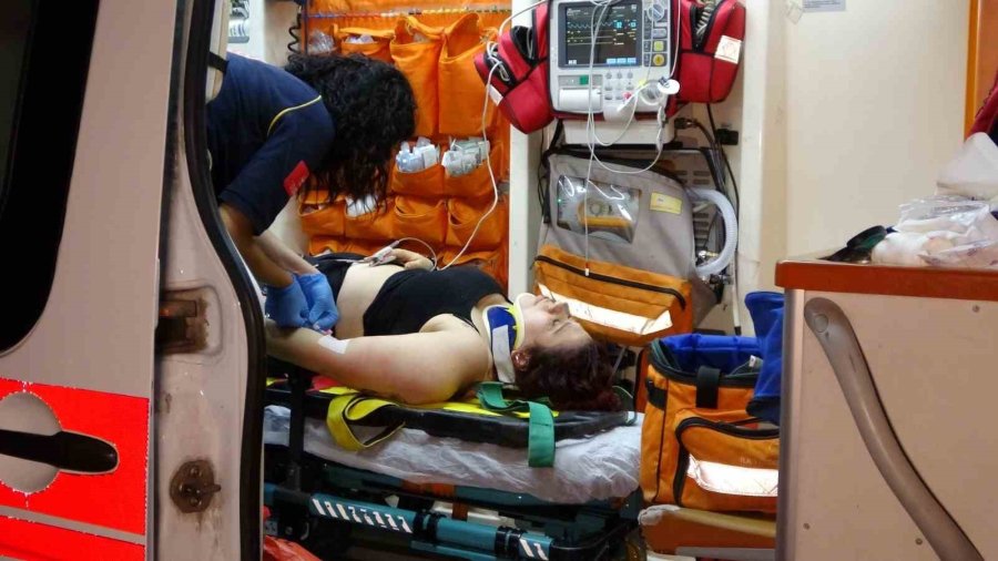 Tur Aracıyla Çarpışan Tofaş’taki 3 Kişi Yaralandı