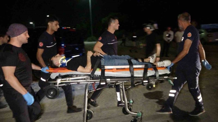 Tur Aracıyla Çarpışan Tofaş’taki 3 Kişi Yaralandı