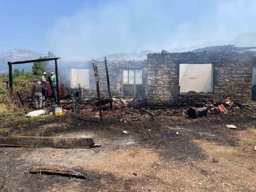 Yangında Hem Taştan Yaptığı Evini Hem De Biriktirdiği 80 Bin Lirayı Kaybetti