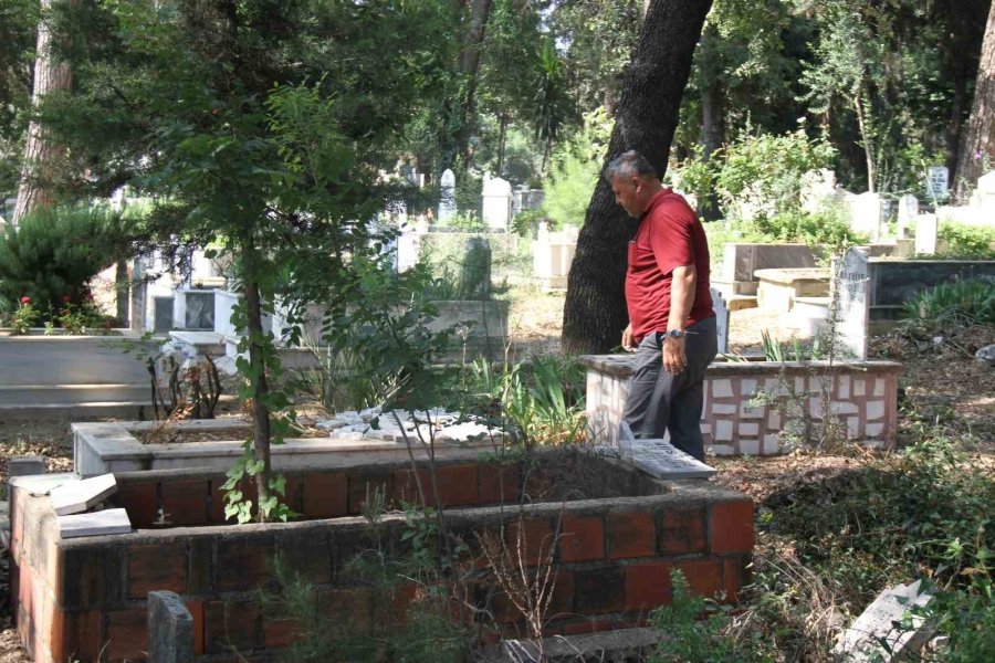 Bayram Arifesinde Mezarlığa Gelen Vatandaşlar Hayatlarının Şokunu Yaşadı