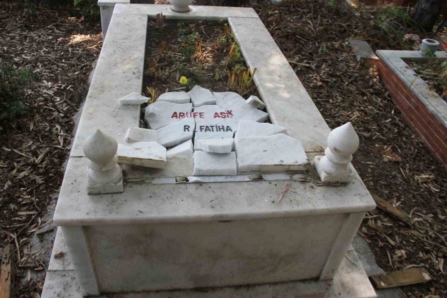 Bayram Arifesinde Mezarlığa Gelen Vatandaşlar Hayatlarının Şokunu Yaşadı