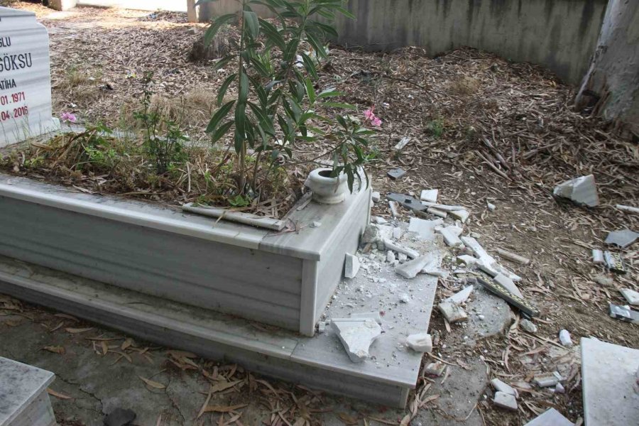 Bayram Arifesinde Mezarlığa Gelen Vatandaşlar Hayatlarının Şokunu Yaşadı