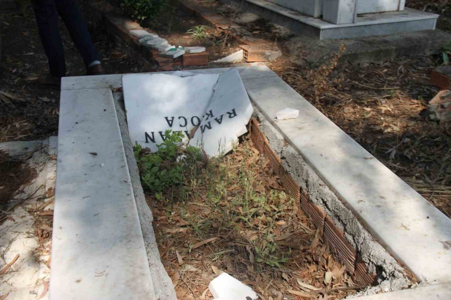 Bayram Arifesinde Mezarlığa Gelen Vatandaşlar Hayatlarının Şokunu Yaşadı