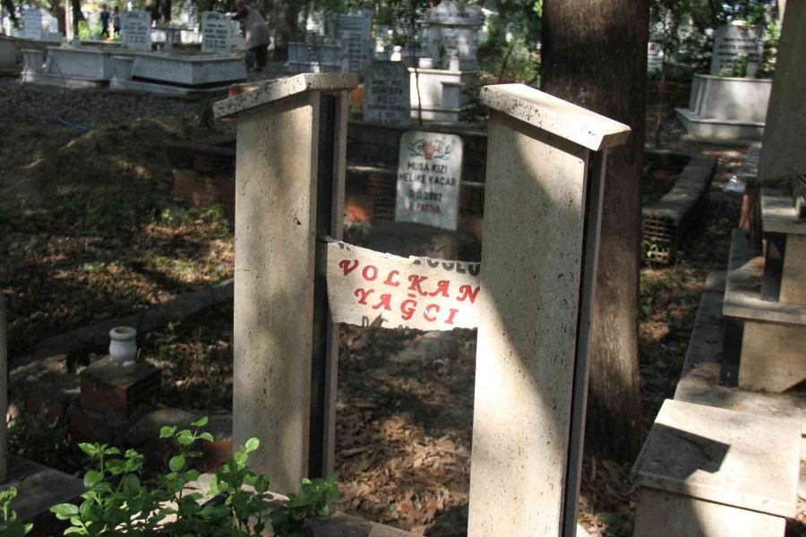 Bayram Arifesinde Mezarlığa Gelen Vatandaşlar Hayatlarının Şokunu Yaşadı