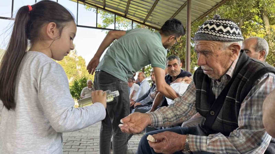 Köy Sakinleri Mezarlıkta Buluşup Dua Etti