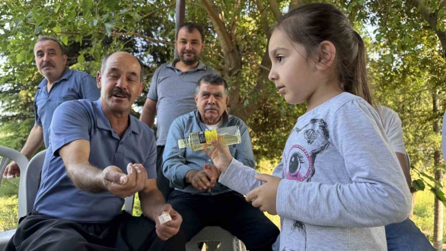 Köy Sakinleri Mezarlıkta Buluşup Dua Etti