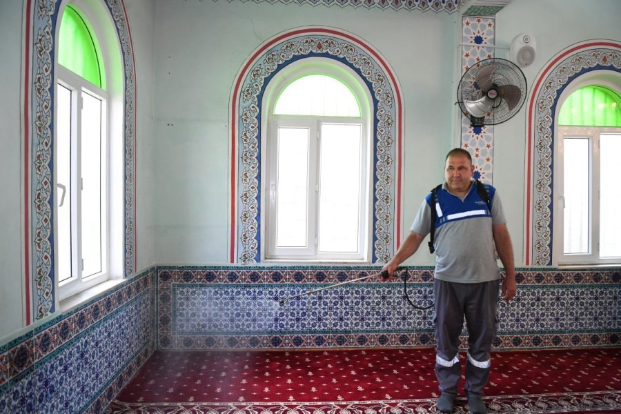 Konyaaltı’nda Bayram Öncesi İbadethaneler Temizlendi