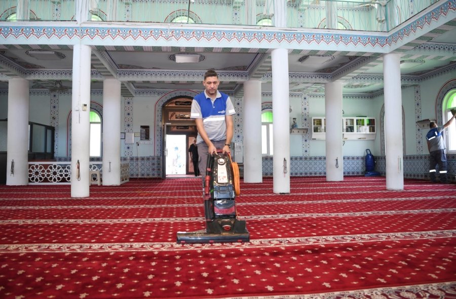 Konyaaltı’nda Bayram Öncesi İbadethaneler Temizlendi