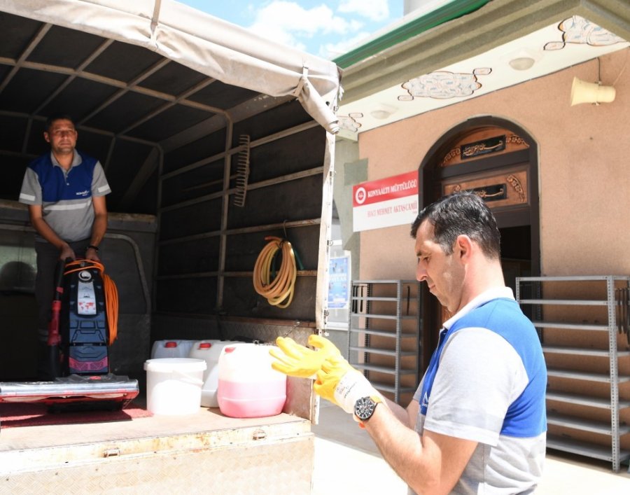 Konyaaltı’nda Bayram Öncesi İbadethaneler Temizlendi