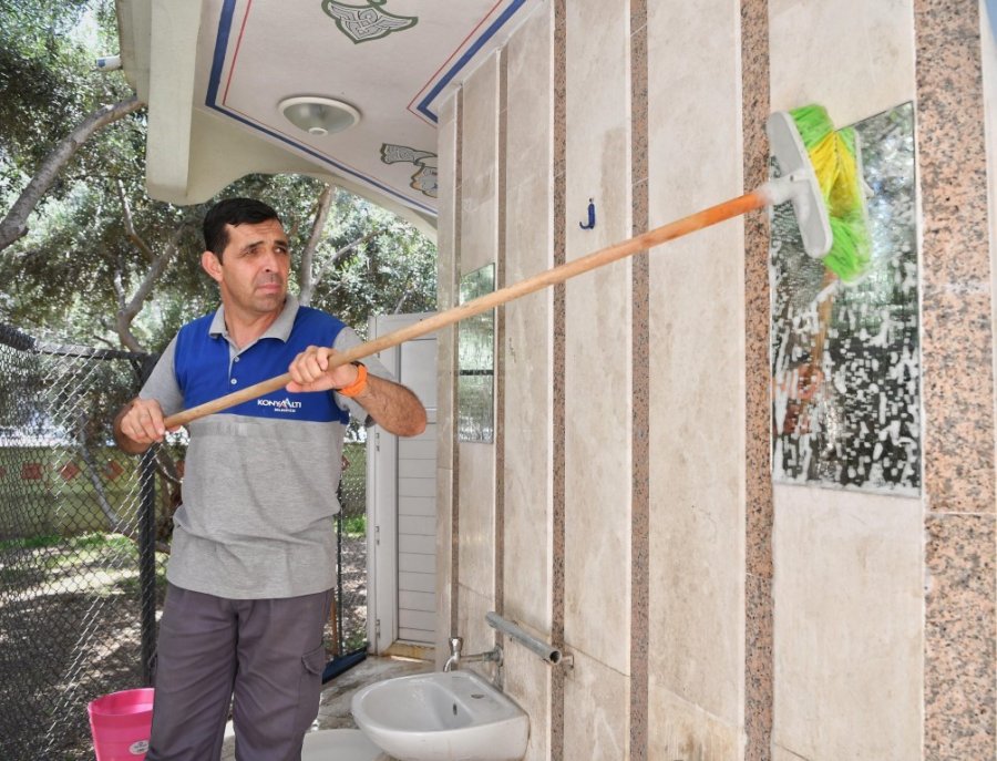 Konyaaltı’nda Bayram Öncesi İbadethaneler Temizlendi