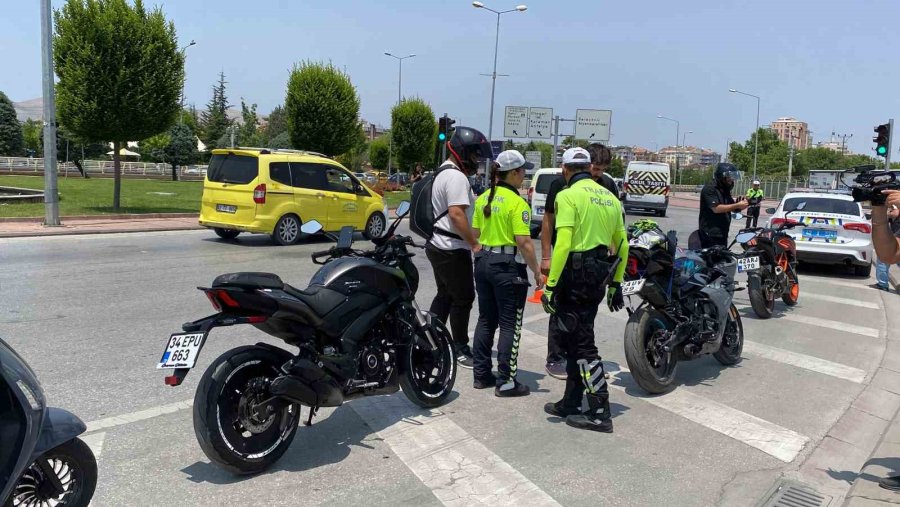Konya’da Trafik Ekiplerin Bayram Mesaisi Devam Ediyor