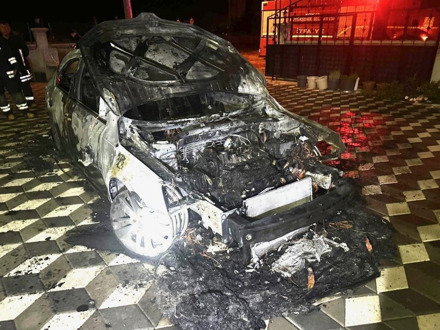 Park Halindeki Otomobil Yanarak Kullanılamaz Hale Geldi