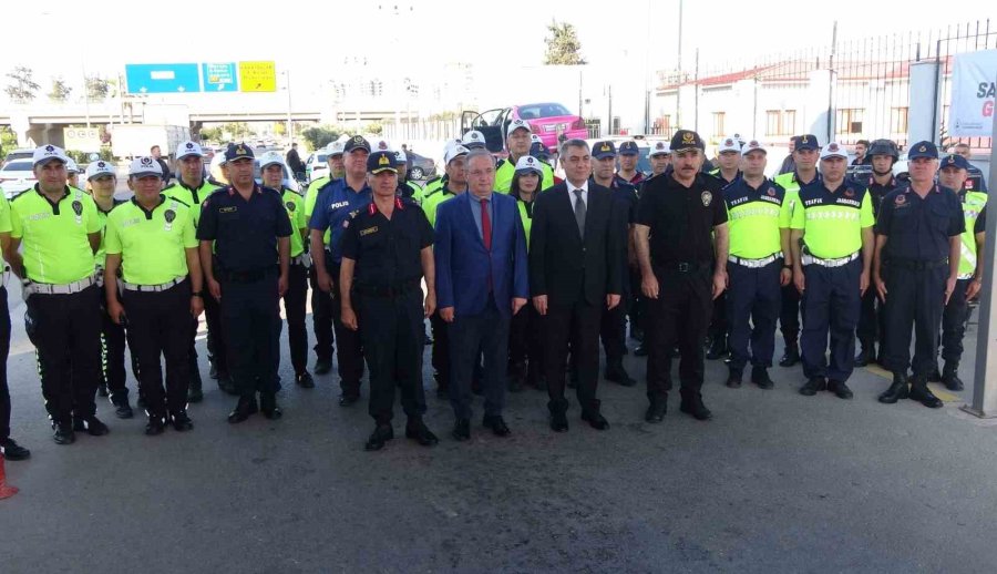 Vali Yolcuları Tebrik Etti, Ceza Yiyen Otobüsün Sürücüsünü Uyardı