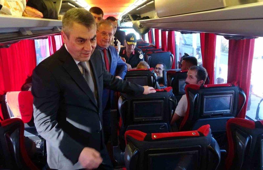 Vali Yolcuları Tebrik Etti, Ceza Yiyen Otobüsün Sürücüsünü Uyardı