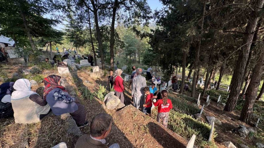 Köy Sakinleri Mezarlıkta Buluşup Dua Etti