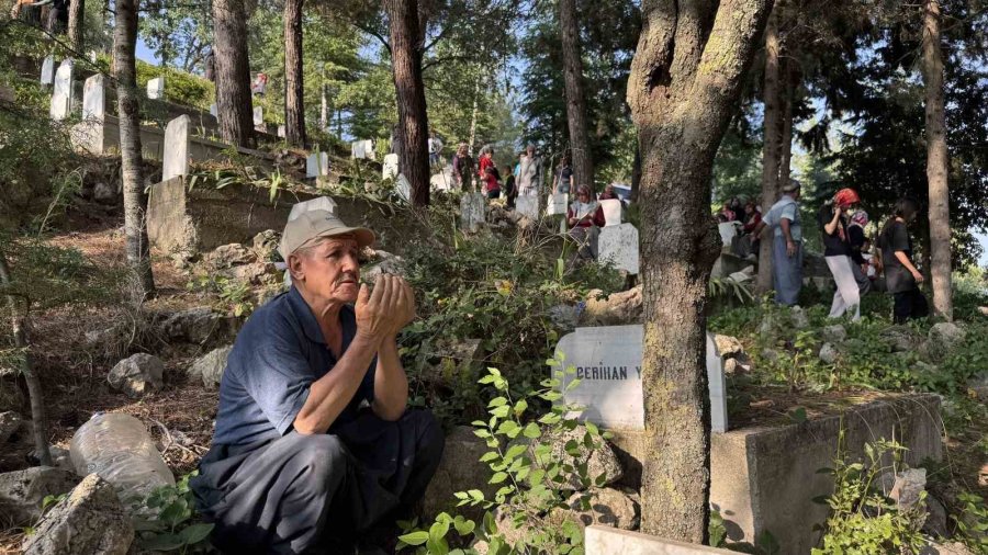 Köy Sakinleri Mezarlıkta Buluşup Dua Etti
