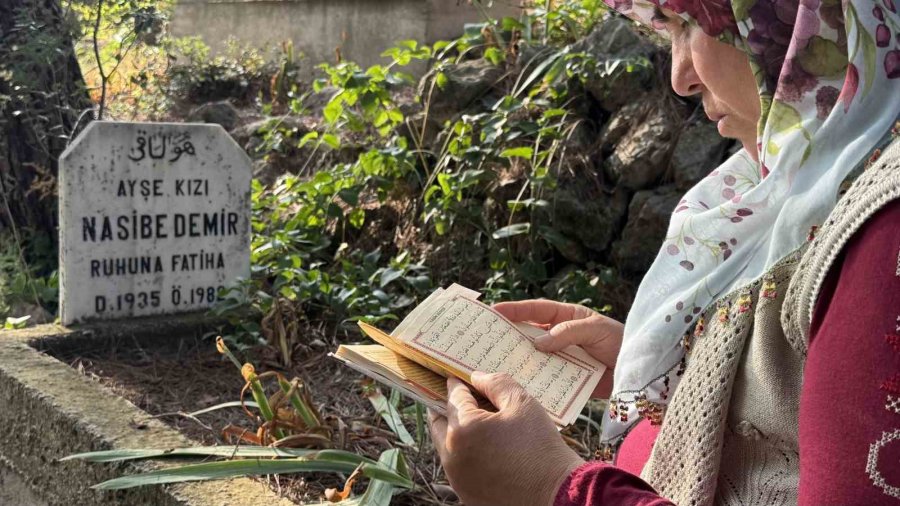 Köy Sakinleri Mezarlıkta Buluşup Dua Etti