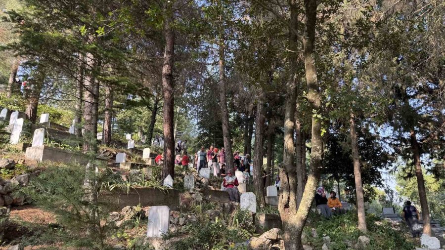 Köy Sakinleri Mezarlıkta Buluşup Dua Etti