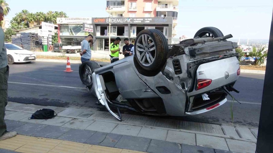 Çarpışan Otomobillerden Biri Ters Döndü, Diğerinin İki Tekeri Gövdeden Ayrıldı