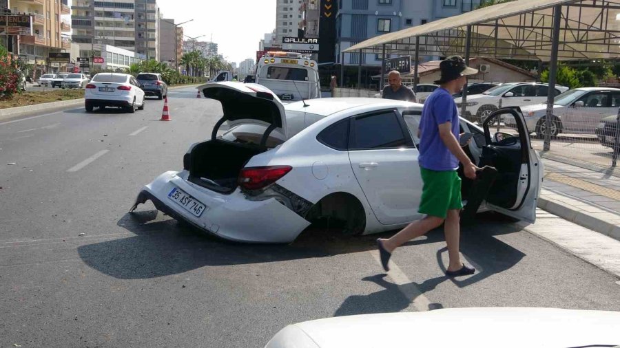 Çarpışan Otomobillerden Biri Ters Döndü, Diğerinin İki Tekeri Gövdeden Ayrıldı