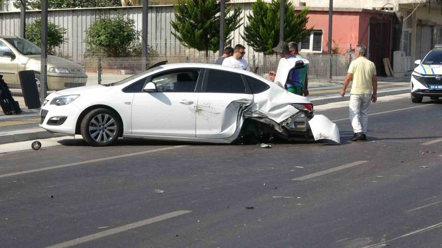 Çarpışan Otomobillerden Biri Ters Döndü, Diğerinin İki Tekeri Gövdeden Ayrıldı