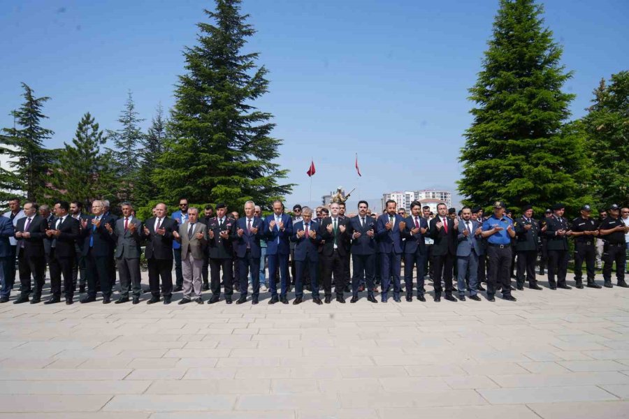 Niğde’de Kurban Arifesinde Şehitlik Ziyaret Edildi